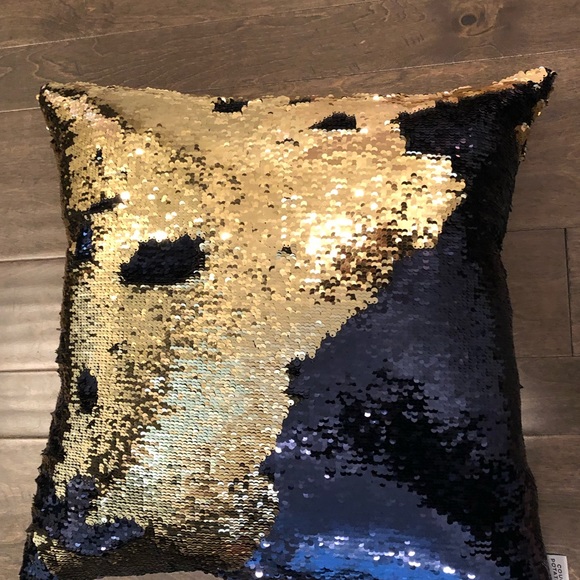 Michael Kors Distressed brown leather Wedge heel shearling lined booties. - Picture 13 of 13